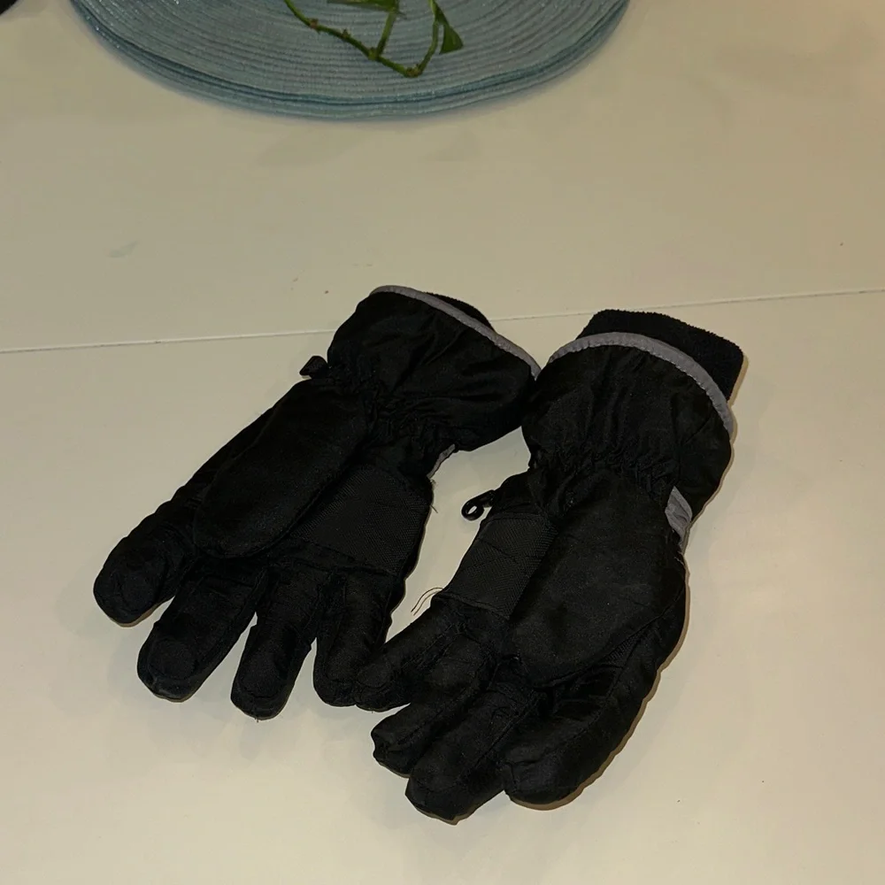 3M Thinsulate Black and Gray Kids Mittens